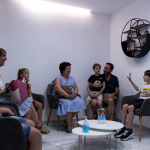 Grupo de personas sentadas en una sala de espera moderna con decoración minimalista, destacando el ambiente acogedor ofrecido por un dentista en Granada centro.