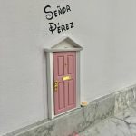 Puerta pequeña decorativa con el nombre "Señor Pérez" en la pared, simbolizando un espacio amigable y acogedor para los más pequeños en una clínica dental de Granada centro.