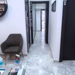Pasillo limpio y organizado con acceso a las áreas clínicas y aseos, destacando el diseño y comodidad ofrecidos por un dentista en Granada centro.