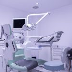 Sillón dental con luz LED y equipo de última generación en un entorno profesional, representando la calidad de los servicios ofrecidos por un dentista en Granada centro.
