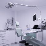 Sala clínica con sillón dental avanzado, monitor y herramientas odontológicas, destacando la tecnología utilizada por un dentista en Granada centro.