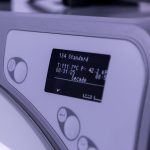 Primer plano de un autoclave dental mostrando su pantalla digital, representando los altos estándares de higiene en clínicas dentales de Granada centro.