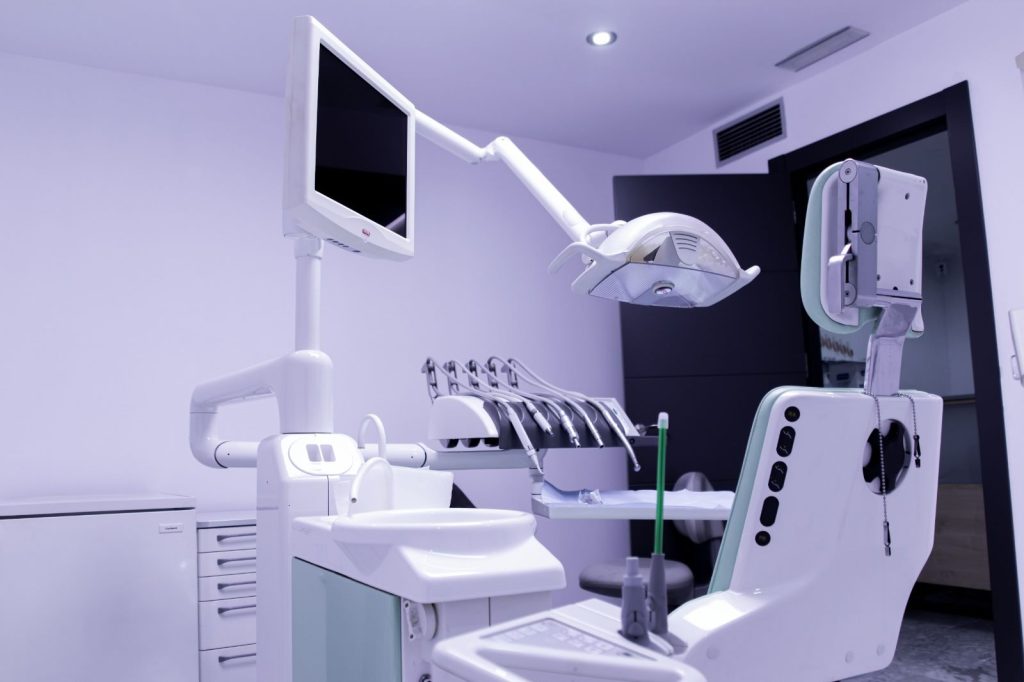 Sillón dental avanzado con monitor y herramientas odontológicas, destacando la tecnología utilizada por un dentista en Granada centro.