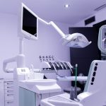 Sillón dental avanzado con monitor y herramientas odontológicas, destacando la tecnología utilizada por un dentista en Granada centro.