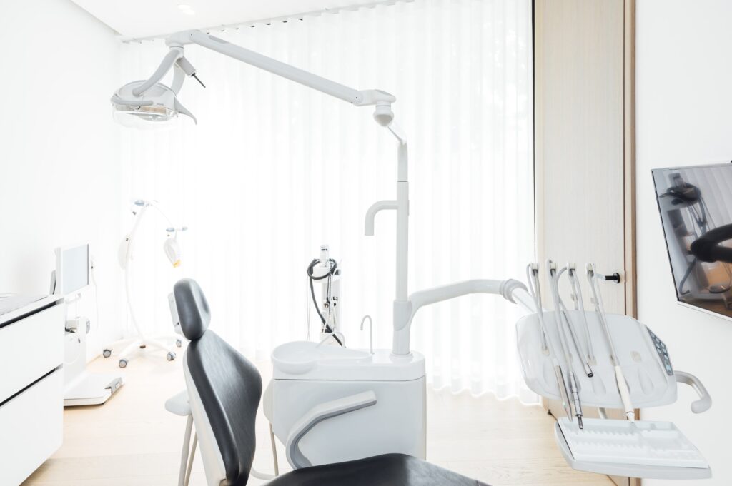 Imagen de una clínica dental moderna en España, con equipamiento profesional utilizado para tratamientos como empastes dentales. Ideal para ilustrar el precio medio de un empaste dental en España.