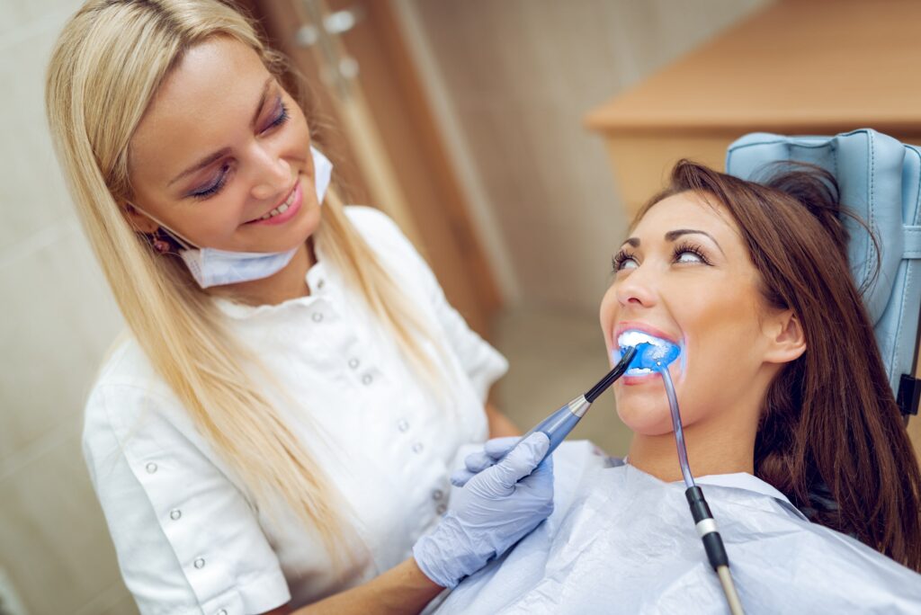 Imagen de un profesional dental realizando un procedimiento de empaste en una clínica. La fotografía ilustra los factores que influyen en el precio del empaste, como la técnica utilizada y el equipo empleado.