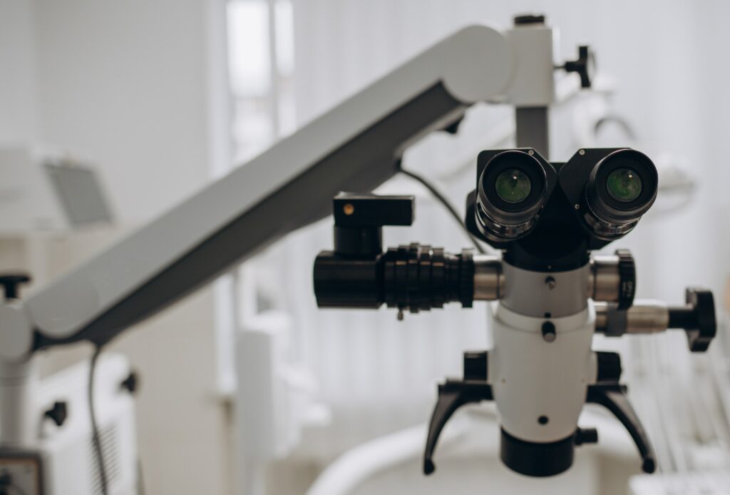 Microscopio dental de alta precisión utilizado en procedimientos de endodoncia. Equipo avanzado que influye en el costo de la endodoncia al mejorar la calidad del tratamiento.